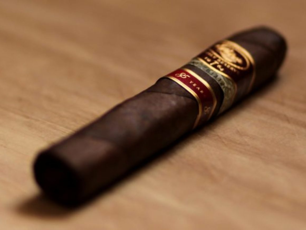 Padron Family Reserve 85 Year Maduro Review closeup