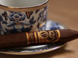 Oliva Serie V Melanio Figurado Review Closeup